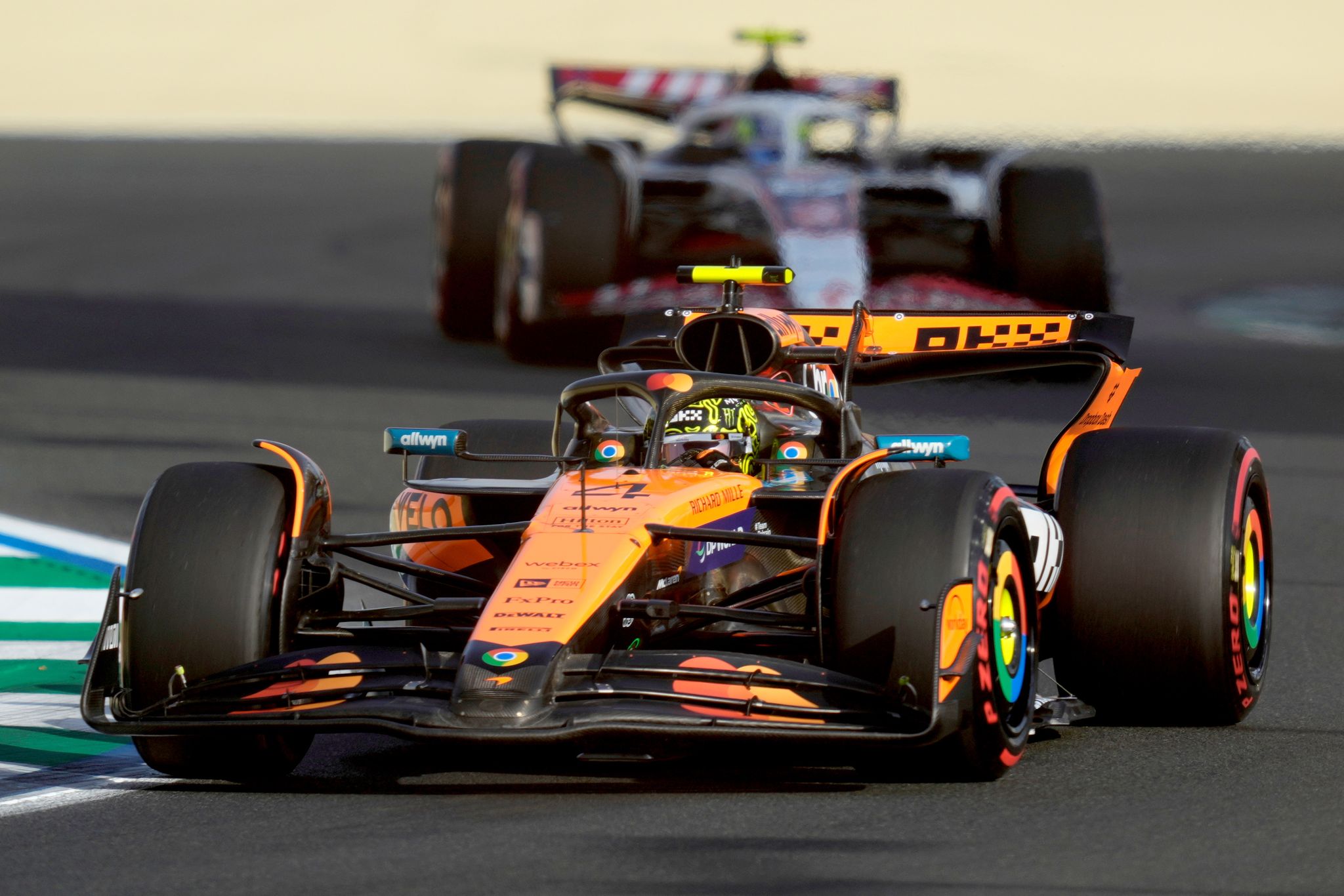 McLaren in eigener Liga – Ferrari mit J. Lo in der Box